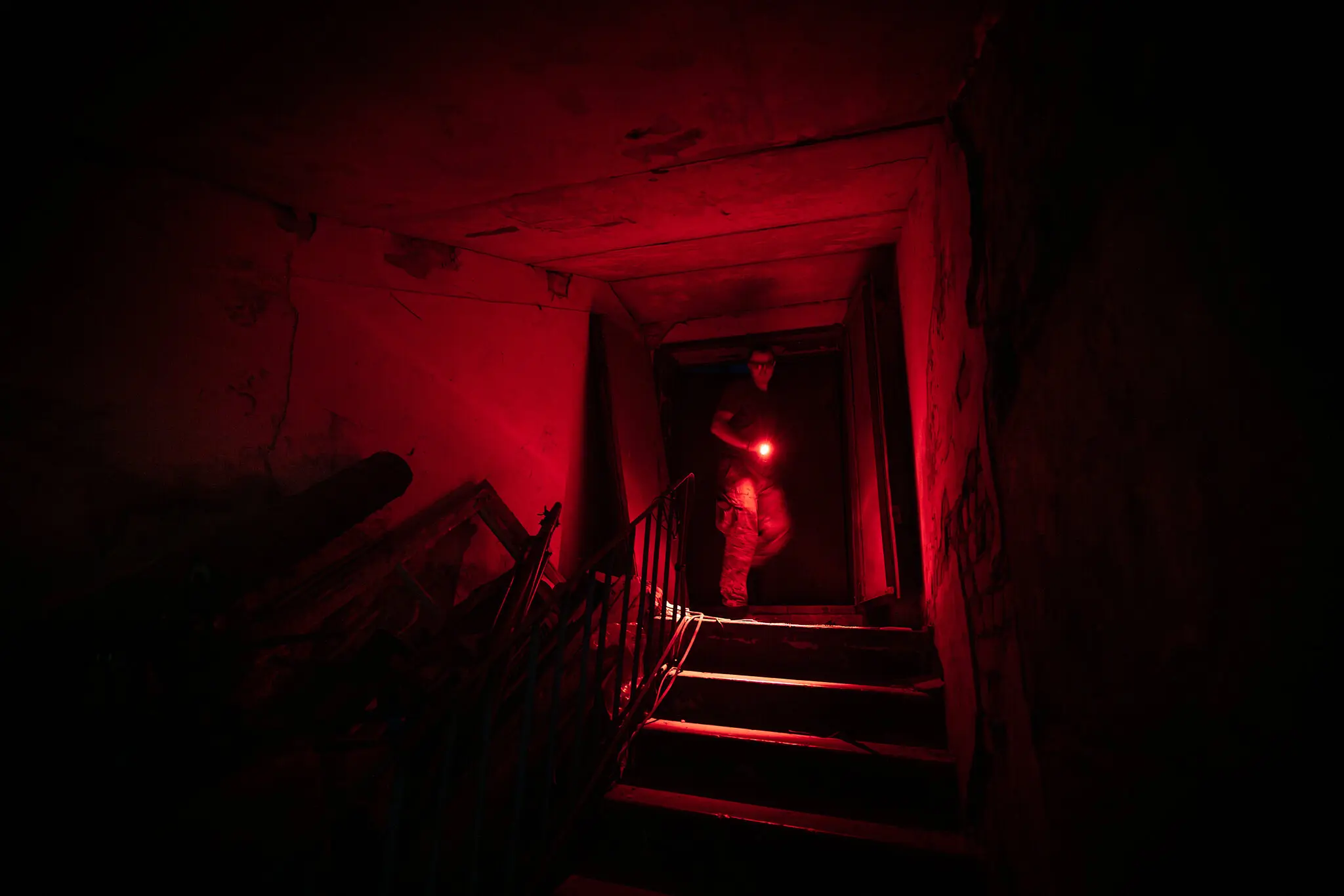 Боєць батальйону безпілотників 32-ї механізованої бригади спускається в підвал у Торецьку.